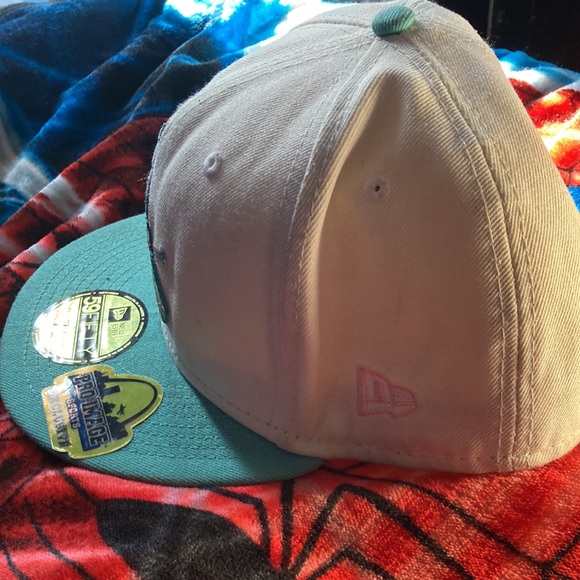 fitted hat - Picture 2 of 4